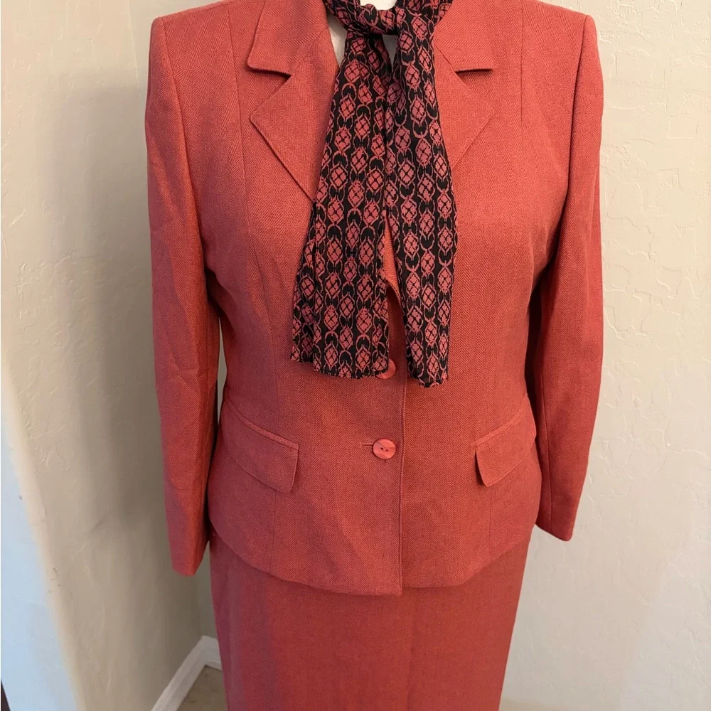 Le Suit Coral Suit with Scarf - Picture 2 of 6